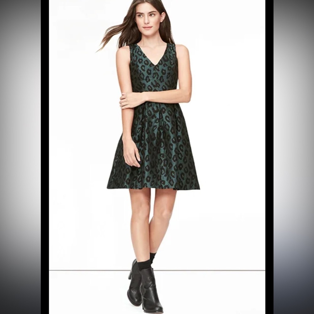 LOFT Petites Green Leopard Print jacquard Dress fit & flare V neck Sz 0P